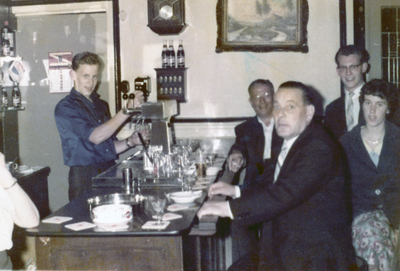 883836 Interieur van café Damen (Waterstraat 91) te Utrecht.